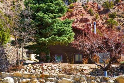 Charming Canyon Cabin with a View Charming Canyon Cabin with a View