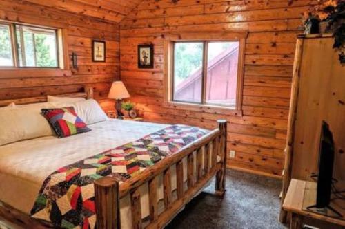 Charming Canyon Cabin with a View Charming Canyon Cabin with a View