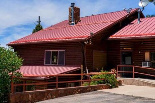 Charming Canyon Cabin with a View Charming Canyon Cabin with a View