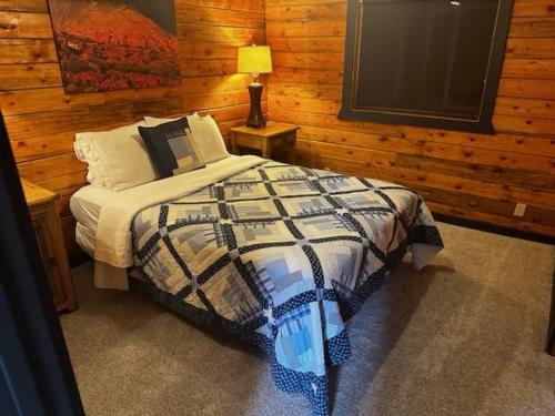 Charming Canyon Cabin with a View Charming Canyon Cabin with a View