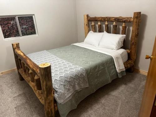 Charming Canyon Cabin with a View Charming Canyon Cabin with a View