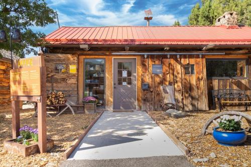 Charming Canyon Cabin with a View Charming Canyon Cabin with a View