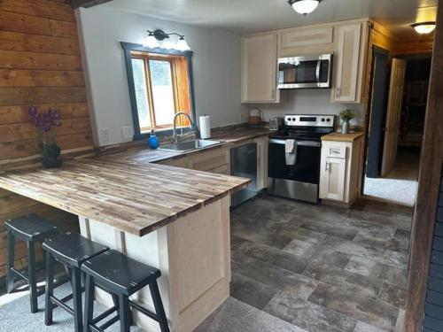 Charming Canyon Cabin with a View Charming Canyon Cabin with a View