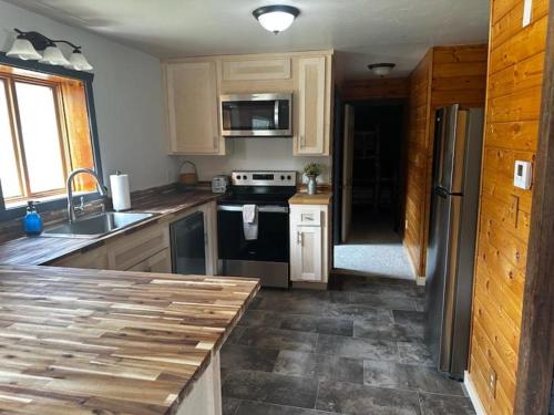 Charming Canyon Cabin with a View Charming Canyon Cabin with a View