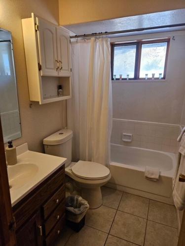 Charming Canyon Cabin with a View Charming Canyon Cabin with a View