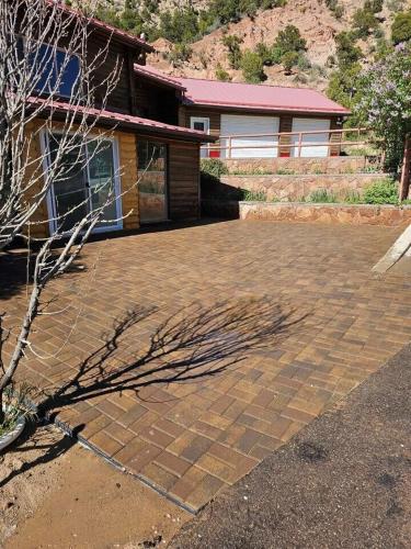 Charming Canyon Cabin with a View Charming Canyon Cabin with a View