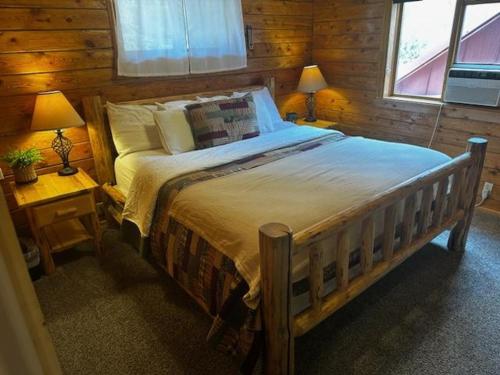 Charming Canyon Cabin with a View Charming Canyon Cabin with a View