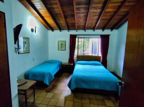 1 double bed, 1 twin bed