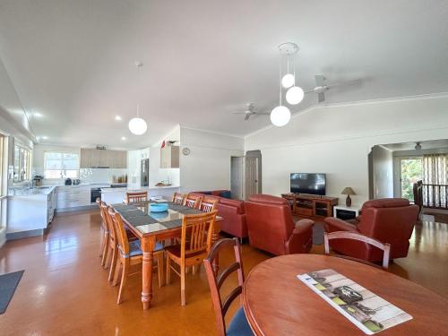 Burrumundi - 100M To Beach - Great Water Views - Deck - Air Con - WiFi - Pool Table, Burrum Heads (foto 6)