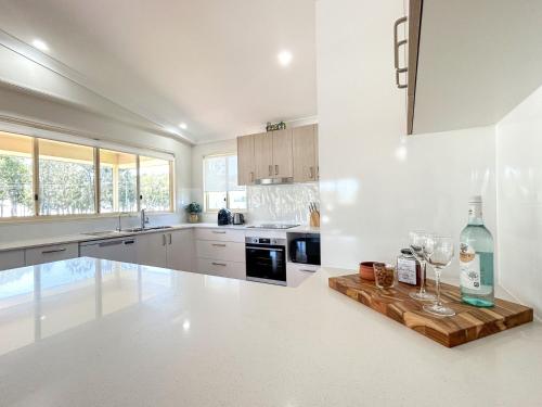 Burrumundi - 100M To Beach - Great Water Views - Deck - Air Con - WiFi - Pool Table, Burrum Heads (foto 7)