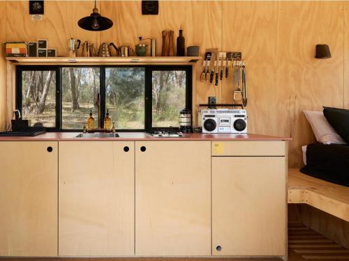 Secluded off-Grid cabin with water views - Marcel in Chewton