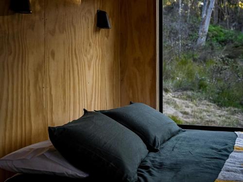 Secluded off-Grid cabin with water views - Marcel in Chewton