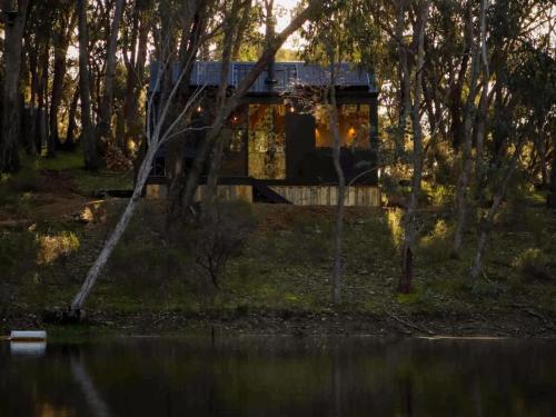 Secluded off-Grid cabin with water views - Marcel in Chewton