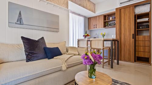 Stunning Beachfront Condo - Sea Views & Pools - image 3