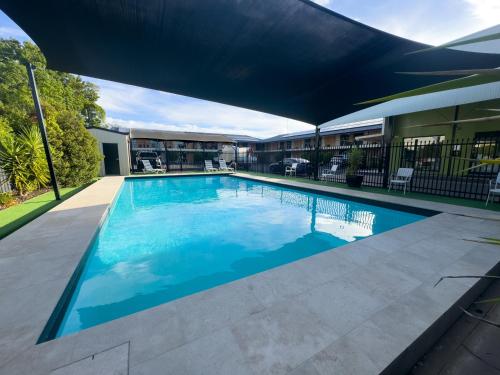 สระว่ายน้ำ, โกลเดน เวสต์ มอเตอร์ อินน์ (Golden West Motor Inn) in ดับโบ