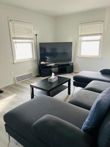 Спільний лаунж/ТБ зона, Charming & Spacious 3 bedroom Home near Downtown Ferndale, MI in Hazel Park