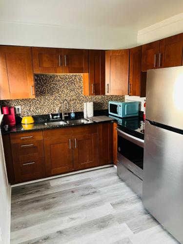 кухня, Charming & Spacious 3 bedroom Home near Downtown Ferndale, MI in Hazel Park