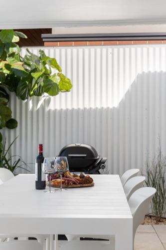 Parkside Pool Retreat - 3BR, Parking, Wi-Fi