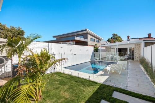 Parkside Pool Retreat - 3BR, Parking, Wi-Fi