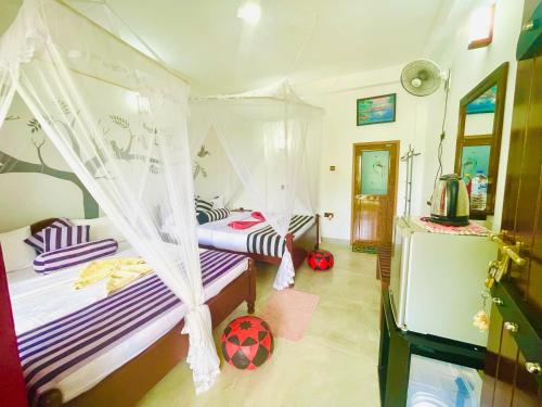 Snuggle Cottage, Ella