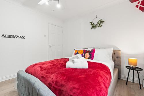 2 Cosy Bedroom Sleeps 6 02 Arena Perfect for Contractors Families and Groups, London (photo 6)