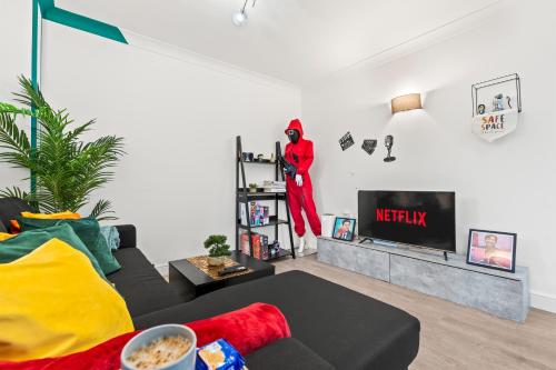 2 Cosy Bedroom Sleeps 6 02 Arena Perfect for Contractors Families and Groups, London (photo 9)
