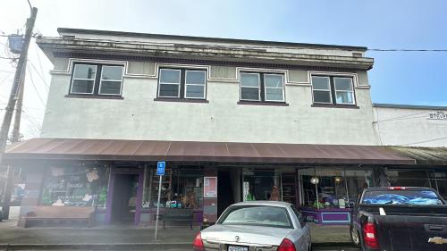 first Street hotel, Coquille