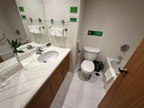 Executive suite room image 4