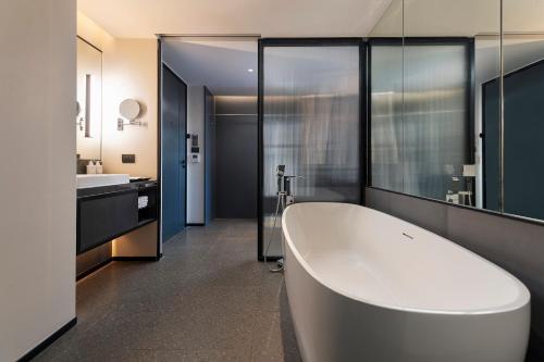 Bathroom, Radisson Hotel Don Mueang Bangkok near Wat Lak Si