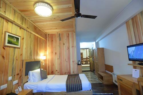 Deluxe Queen Room image 3