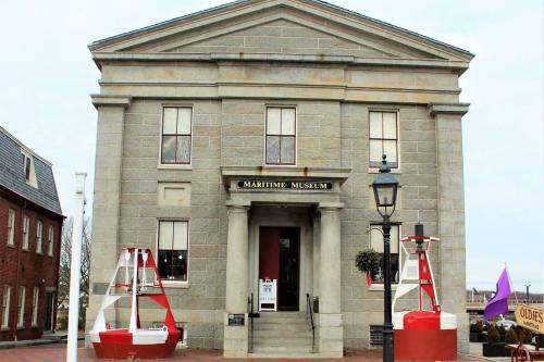 Historic Downtown Townhouse Beautiful Kitchen Parking