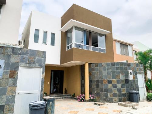 Villa Familiar privada, 5 dormitorios, Altos del rio
