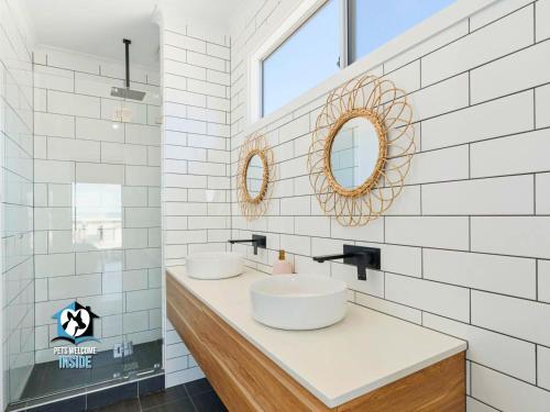 Ultimate in Middleton Coastal Style with Views Sleeps 10