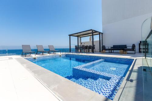 Sea-Facing 4BR Villa with Two Assistant Room, Heated Pool and Barbecue Space, Al Dana Island, Fujairah by Deluxe Holiday Homes, Fujaïrah