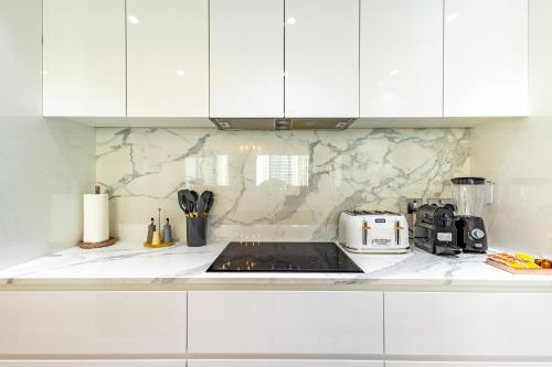 Serene 2BR Escape - Al Majara - Waterfront Stay - image 3