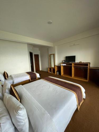 1 queen bed, 1 twin bed