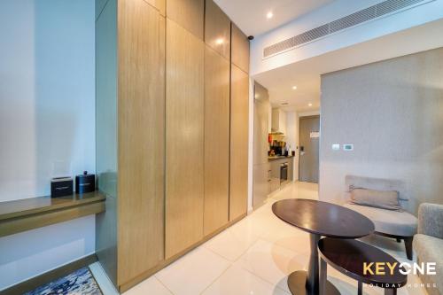 Sleek & Modern Studio in Business Bay 1 - image 4