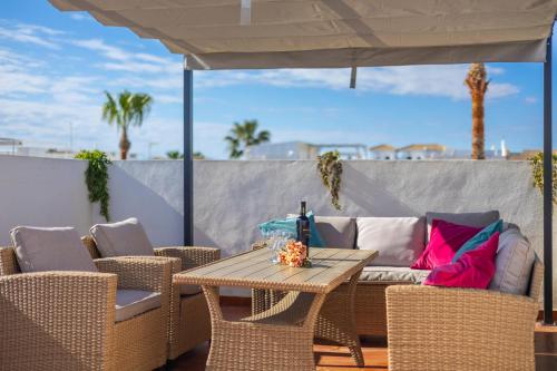 Azalea - Stylish Apartment with Rooftop & Pool in Punta Prima
