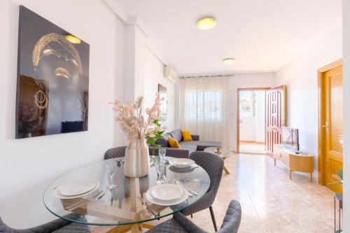 Azalea - Stylish Apartment with Rooftop & Pool in Punta Prima