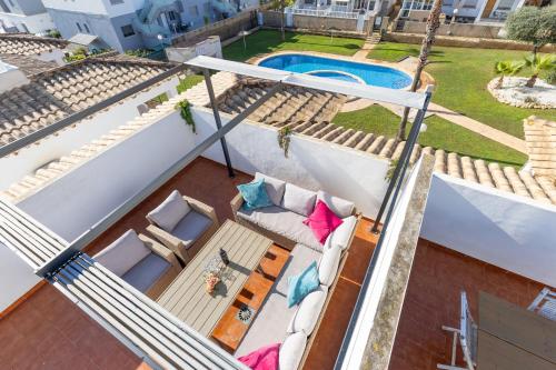 Azalea - Stylish Apartment with Rooftop & Pool in Punta Prima