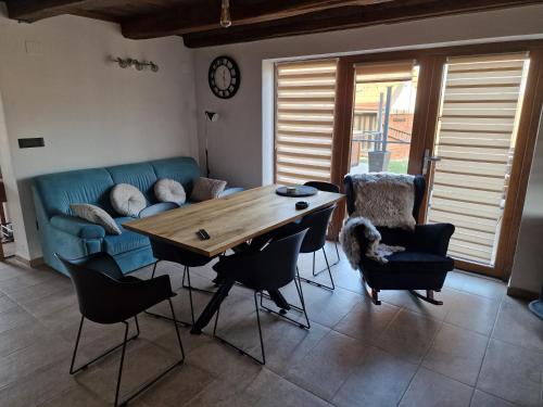 Hižica v plavem trnacu 1 (Hizica v plavem trnacu 1) in 哥納亞斯圖貝卡