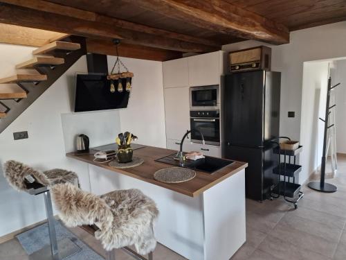 Hižica v plavem trnacu 1 (Hizica v plavem trnacu 1) in 哥納亞斯圖貝卡