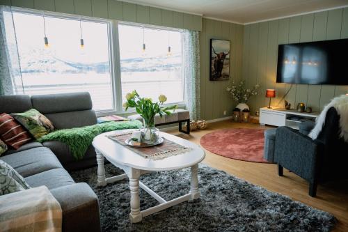 Közös társalgó / TV, Fredfullt hus ved Oksfjordvannet in Durmalsskardet