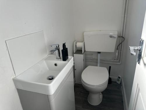 Pool&Tennis Table - Up to 40 Percent OFF Old Trafford 3 Bed, Manchester (photo 6)