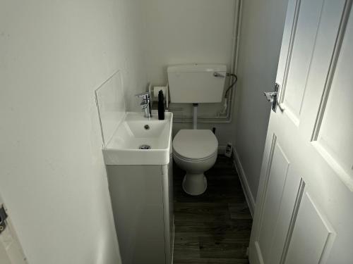 Pool&Tennis Table - Up to 40 Percent OFF Old Trafford 3 Bed, Manchester (photo 5)