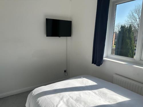 Pool&Tennis Table - Up to 40 Percent OFF Old Trafford 3 Bed, Manchester (photo 4)