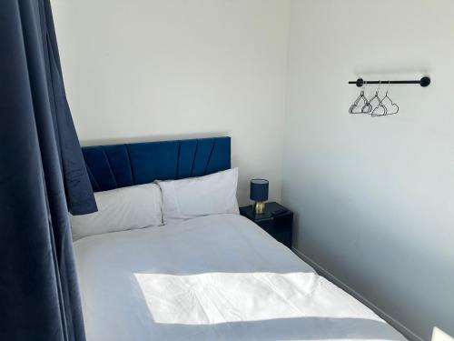 Pool&Tennis Table - Up to 40 Percent OFF Old Trafford 3 Bed, Manchester (photo 3)