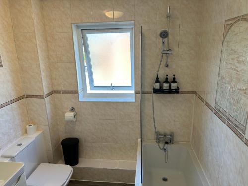 Pool&Tennis Table - Up to 40 Percent OFF Old Trafford 3 Bed, Manchester (photo 8)