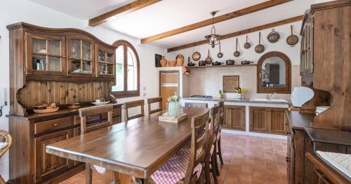 ClickSardegna Villa Giulietta with large garden and guesthouse in Pivarada