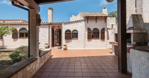ClickSardegna Villa Giulietta with large garden and guesthouse in Pivarada